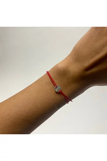 T55 - Piros zsinóros karkötő,  ezüst kicsi medállal