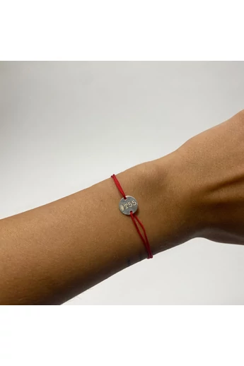 T55 - Piros zsinóros karkötő,  ezüst nagy medállal