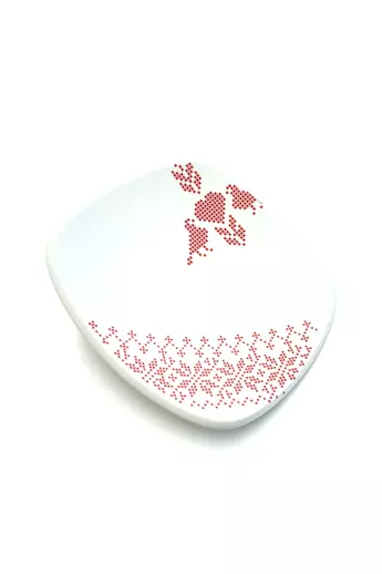 Boldizsár Zsuzsa: Fehér tányér piros mintás ø20cm