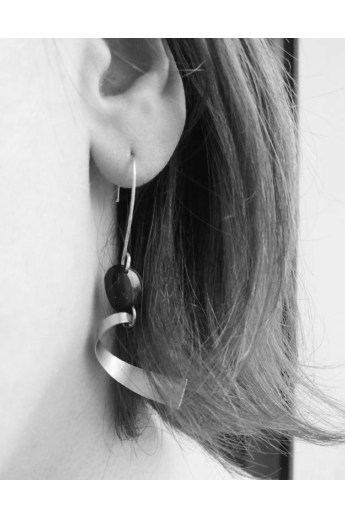 COTA: Fekete tintacsepp fülbevaló ezüst spirállal