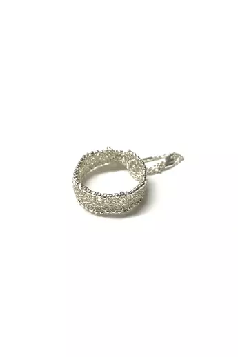 Krausz Dia: Vékony horgolt ezüstgyűrű lánccal