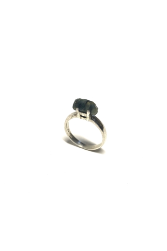Mester Éva: Zafír gyűrű (kő: csiszolatlan zafír)