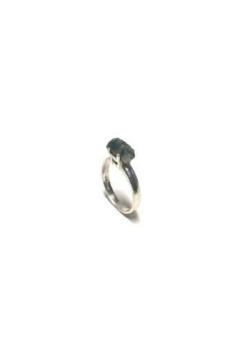 Mester Éva: Zafír gyűrű (kő: csiszolatlan zafír)