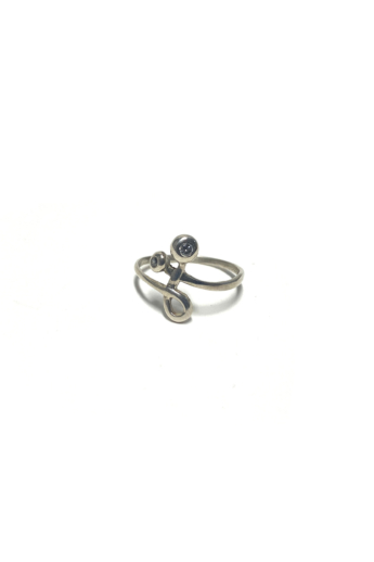 Mester Éva: Íves ezüst gyűrű (kövek: cirkónia)