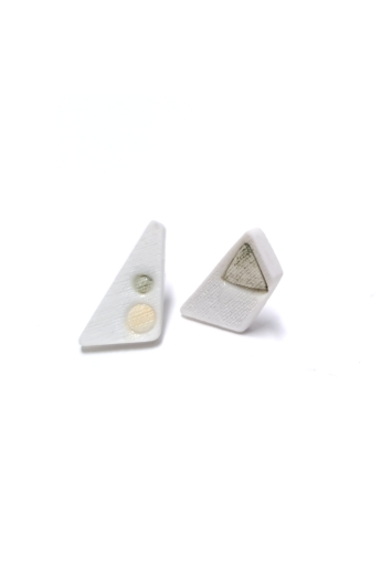 RE Jewel: Szürke pöttyös háromszög porcelán fülbevaló