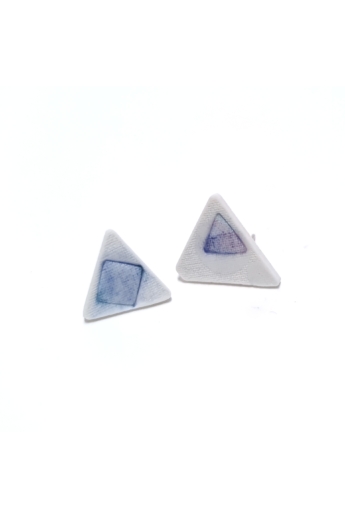 RE Jewel: Kék foltos háromszög porcelán fülbevaló