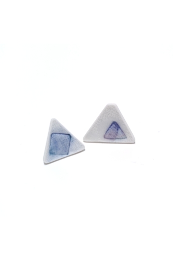RE Jewel: Kék foltos háromszög porcelán fülbevaló