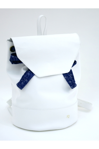 REQU Design: Fehér bőr hátizsák kékfestő kötővel
