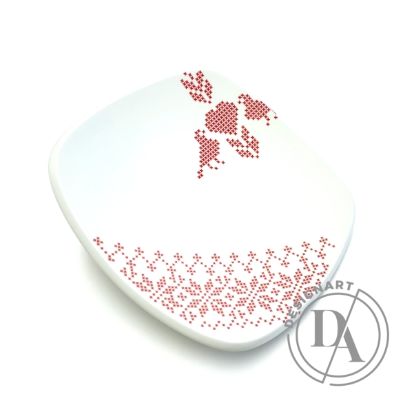 Boldizsár Zsuzsa: Fehér tányér piros mintás ø20cm