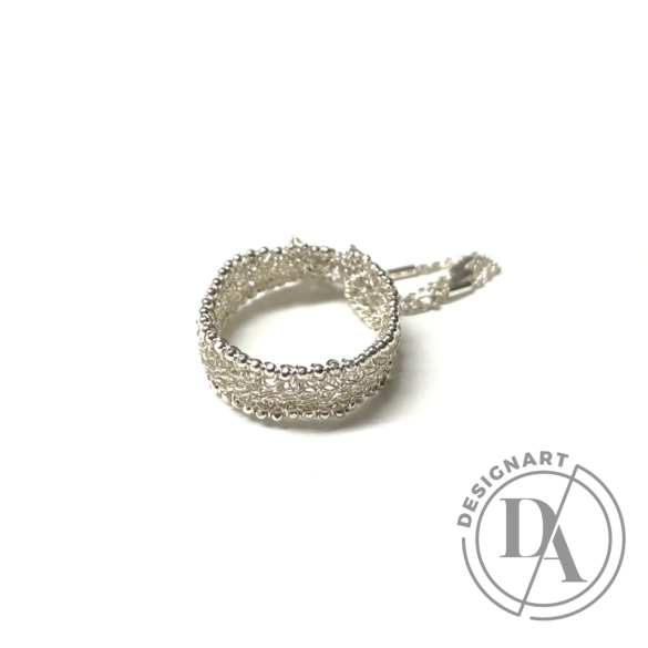 Krausz Dia: Vékony horgolt ezüstgyűrű lánccal