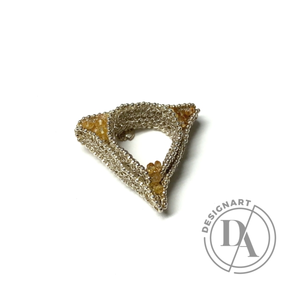 Krausz Dia: Horgolt háromszög ezüstgyűrű sárga kővel