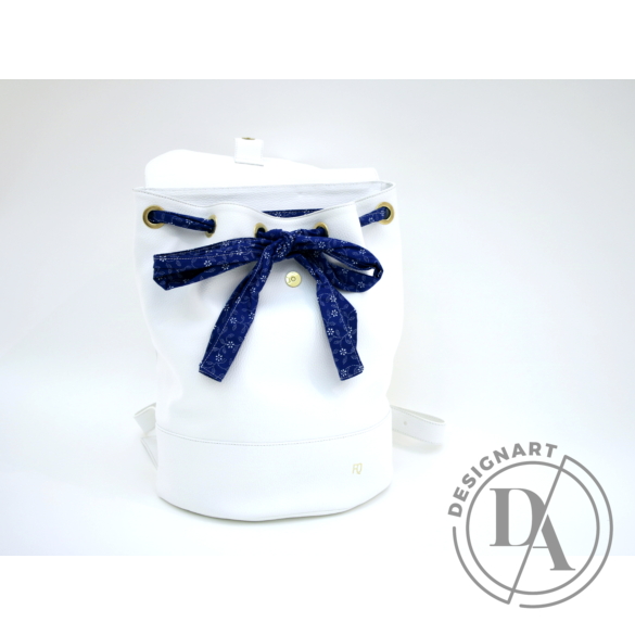 REQU Design: Fehér bőr hátizsák kékfestő kötővel
